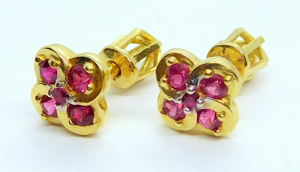 Klenoty Budín Dámské peckové zlaté náušnice na šroubek s červenými rubíny 585/1,84gr HK2362