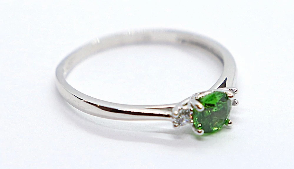 Klenoty Budín Dámský zásnubní prsten z bílého zlata se zirkony a zeleným smaragdem 585/1,56gr vel. 58 HK1255