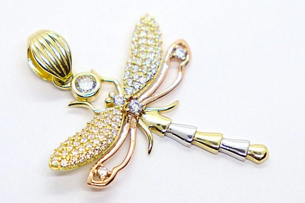 Klenoty Budín Gravírovaný přívěsek se zirkony - vážka ze tří barev zlata 585/2,92gr HK3237