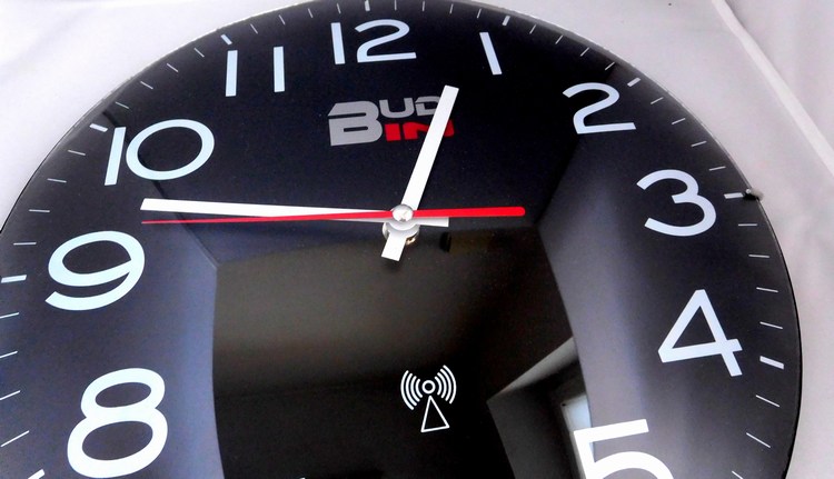Klenoty Budín Černé rádiem řízené nástěnné hodiny BUD-IN C1704