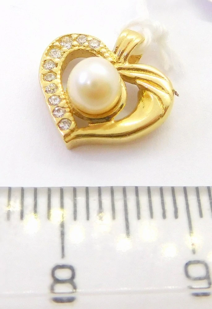 Klenoty Budín Dámský zlatý přívěsek se zirkony a perlou zamilované srdíčko 585/1,18gr HK3269