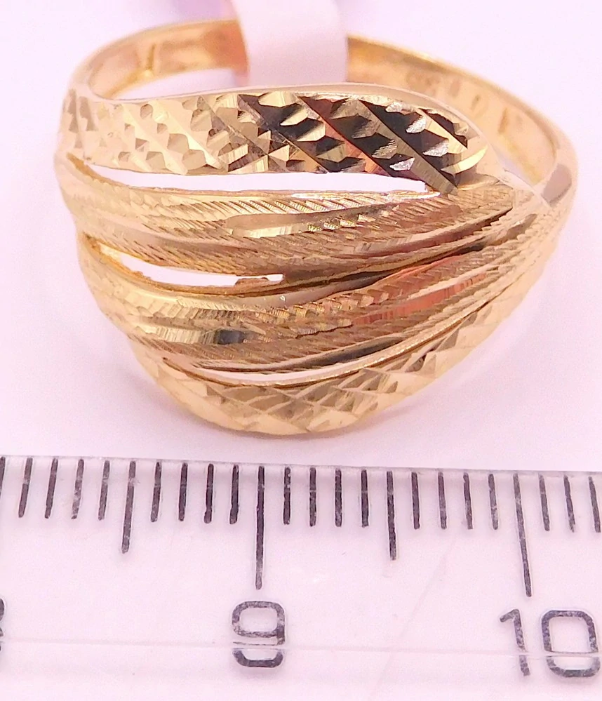 Klenoty Budín Dámský mohutný zlatý prsten s gravírováním 585/3,36gr vel. 64 HK1268