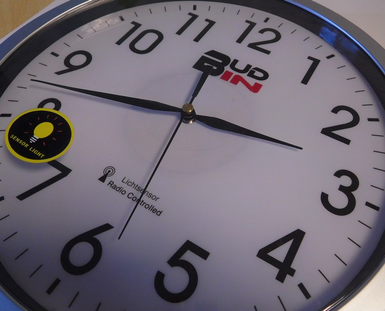 Klenoty Budín Rádiem řízené přesné nástěnné čitelné hodiny se senzorem podsvícení BUD-IN C1806