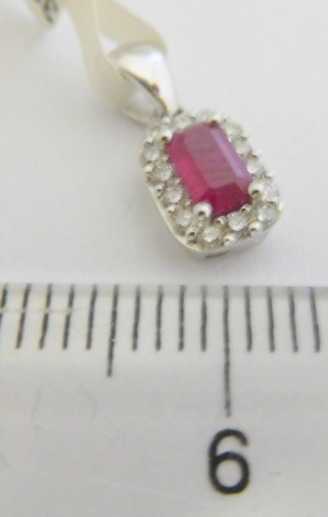 Klenoty Budín Zlatý diamantový přívěsek z bílého zlata s brilianty a červeným přírodním rubínem 585/0,70gr 3870052