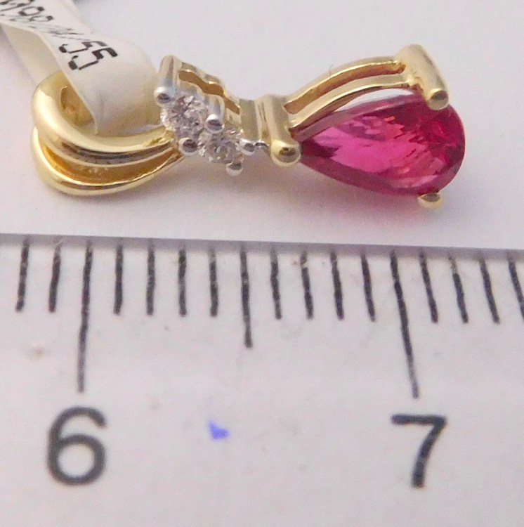 Klenoty Budín Zlatý diamantový přívěsek ze žlutého zlata s brilianty a červeným přírodním rubínem 585/0,55gr 3820023