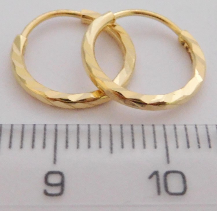 Klenoty Budín Malé gravírované zlaté kruhy ze žlutého zlata (hranaté) - pr. 14mm 585/1,05gr HK2324