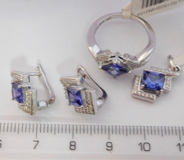 Luxusní mohutná stříbrná rhodiovaná souprava s modrým safírem a zirkony (náušnice, přívěsek a prsten)