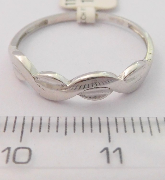 Klenoty Budín Gravírovaný zlatý prsten z bílého zlata vel. 59 585/1,32gr 1161607