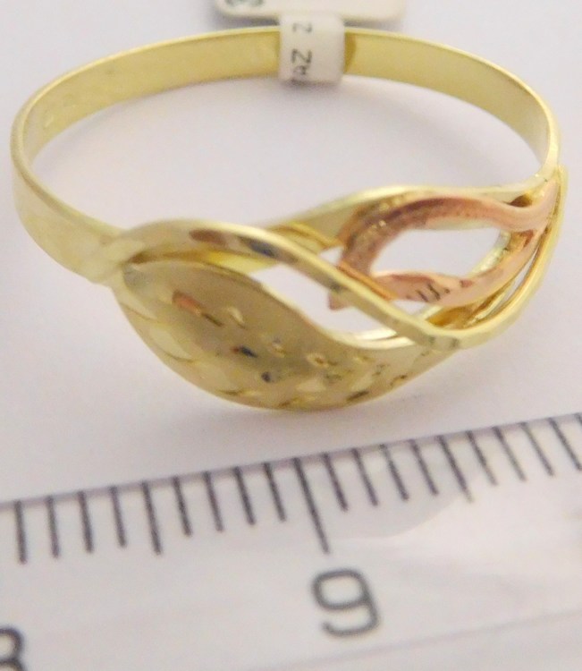 Klenoty Budín Mohutný zlatý prsten s gravírováním 585/1,70gr vel. 58 3210072