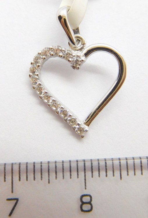Klenoty Budín - Zlatý přívěsek z bílého zlata se zirkony srdíčko 585/0,73gr HK3254