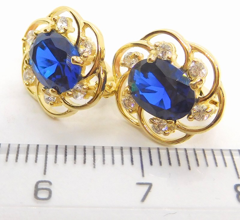 Klenoty Budín Dámské klasické zlaté náušnice s modrými safíry a zirkony 585/2,89gr HK2070