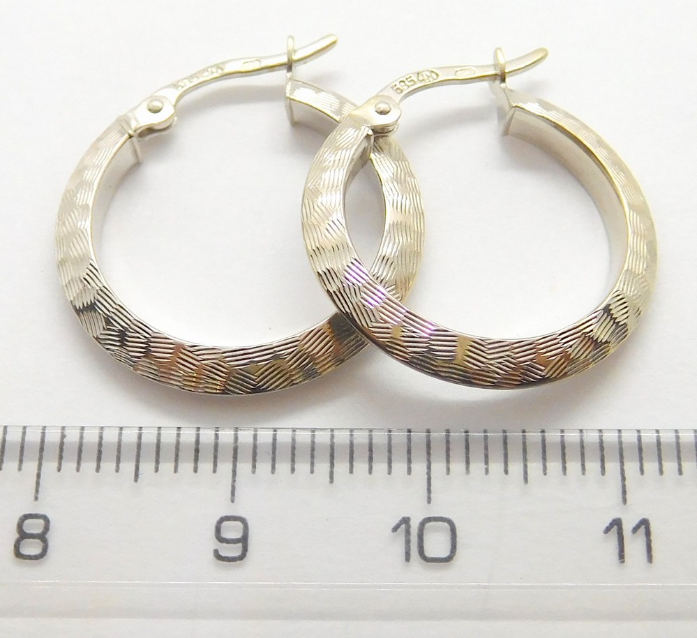 Klenoty Budín Zlaté gravírované náušnice kroužky  z bílého zlata 585/1,69gr HK2157