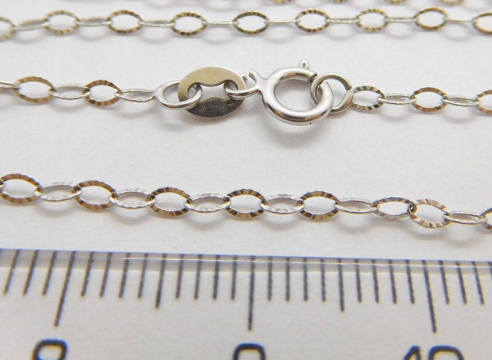 Klenoty Budín Dámský gravírovaný zlatý řetízek z bílého zlata 585/1,07gr 40cm H800