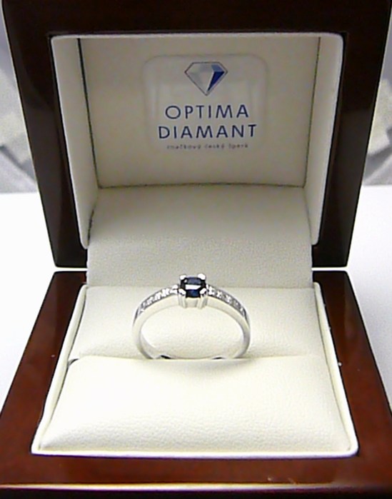 Klenoty Budín Diamantový zásnubní prsten s modrým safírem J-24579-14