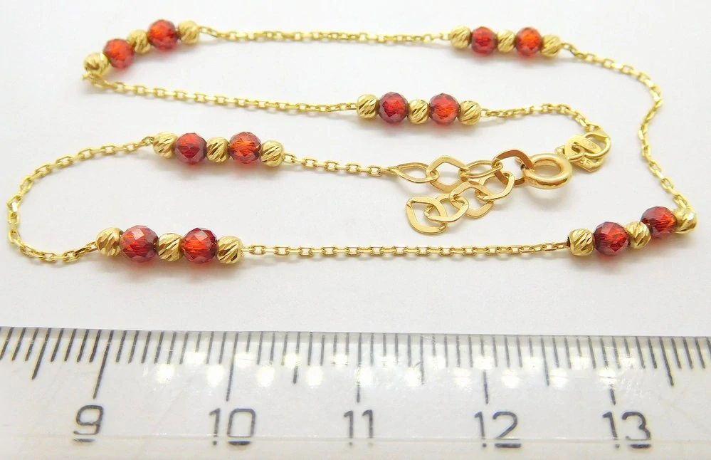 Klenoty Budín Dámský gravírovaný zlatý náramek na nohu s červenými rubíny 585/2,08gr 26-28,50cm HK7113