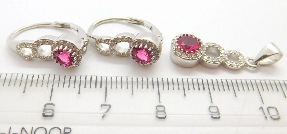 Klenoty Budín Dámská mohutná stříbrná souprava se zirkony a červenými rubíny ryz. 925/1000 (náušnice + přívěsek) 031010800001