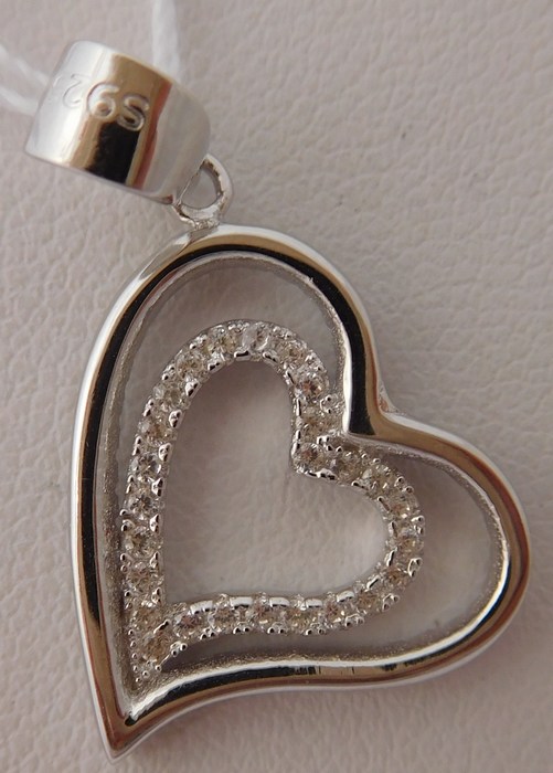 Krásný stříbrný přívěšek se zirkony - srdíčko 030468600006