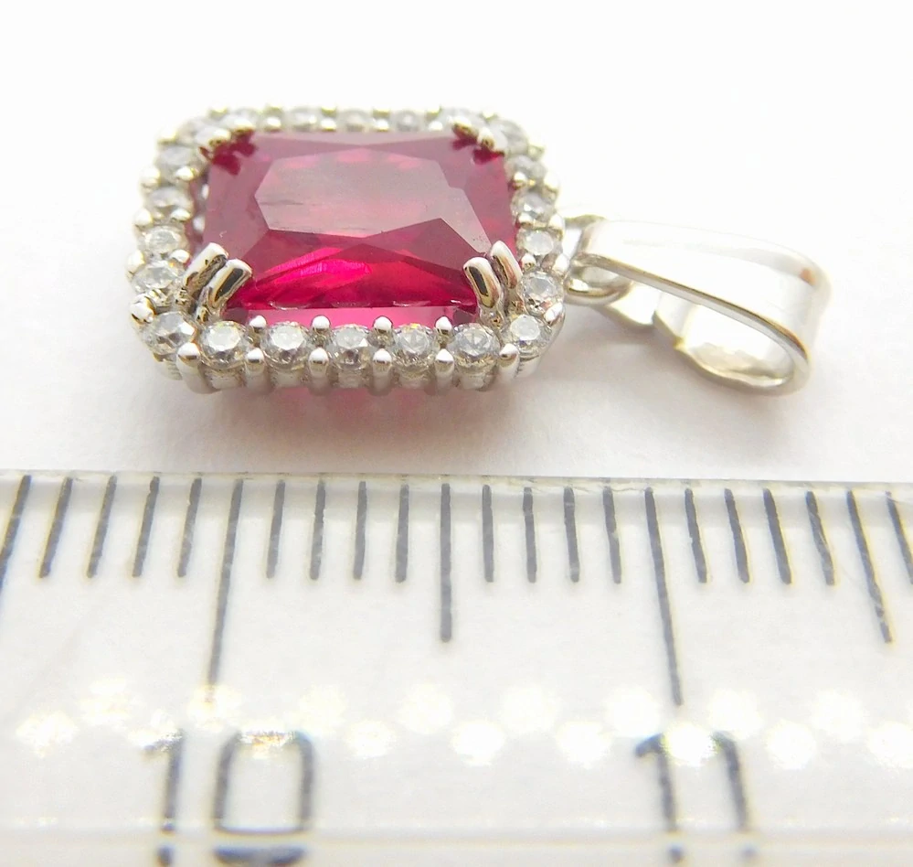 Klenoty Budín Mohutný zlatý přívěsek z bílého zlata s červeným rubínem a zirkony 585/1,49gr HK3233