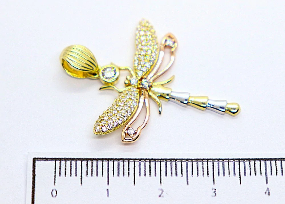 Klenoty Budín Gravírovaný přívěsek se zirkony - vážka ze tří barev zlata 585/2,92gr HK3237