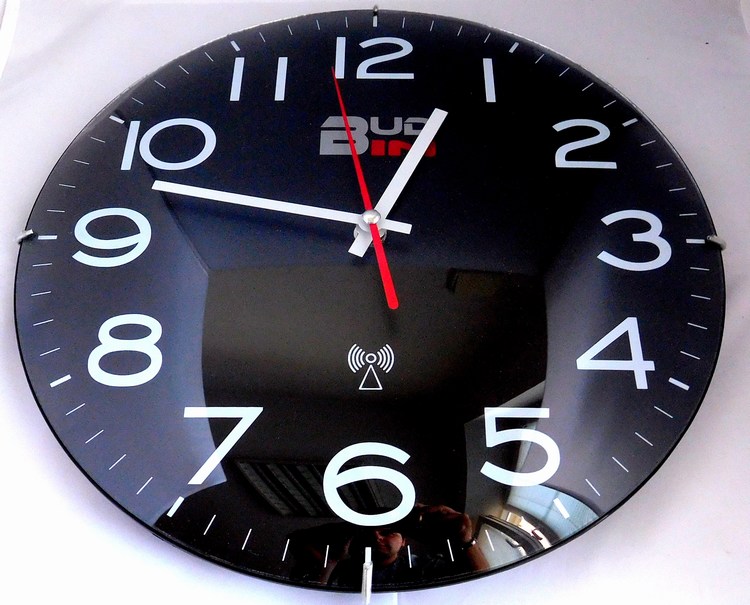 Klenoty Budín Černé rádiem řízené nástěnné hodiny BUD-IN C1704