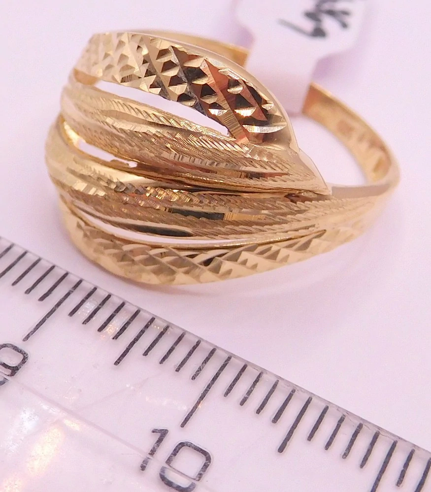 Klenoty Budín Dámský mohutný zlatý prsten s gravírováním 585/3,36gr vel. 64 HK1268