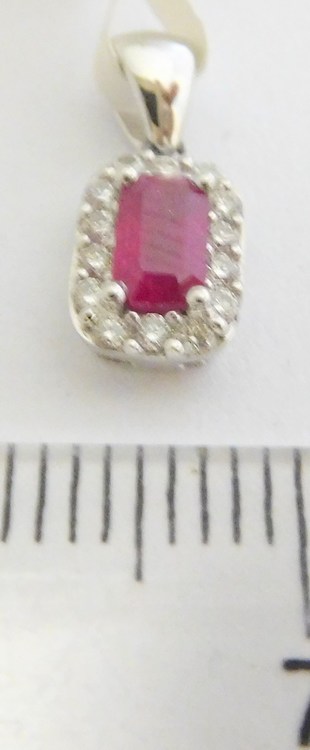 Klenoty Budín Zlatý diamantový přívěsek z bílého zlata s brilianty a červeným přírodním rubínem 585/0,70gr 3870052