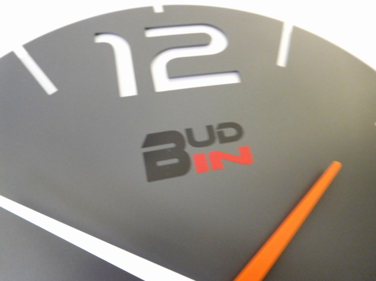 Klenoty Budín Přesné rádiem řízené šedivé designové nástěnné hodiny BUD-IN C1909