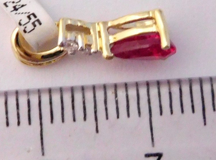 Klenoty Budín Zlatý diamantový přívěsek ze žlutého zlata s brilianty a červeným přírodním rubínem 585/0,55gr 3820023