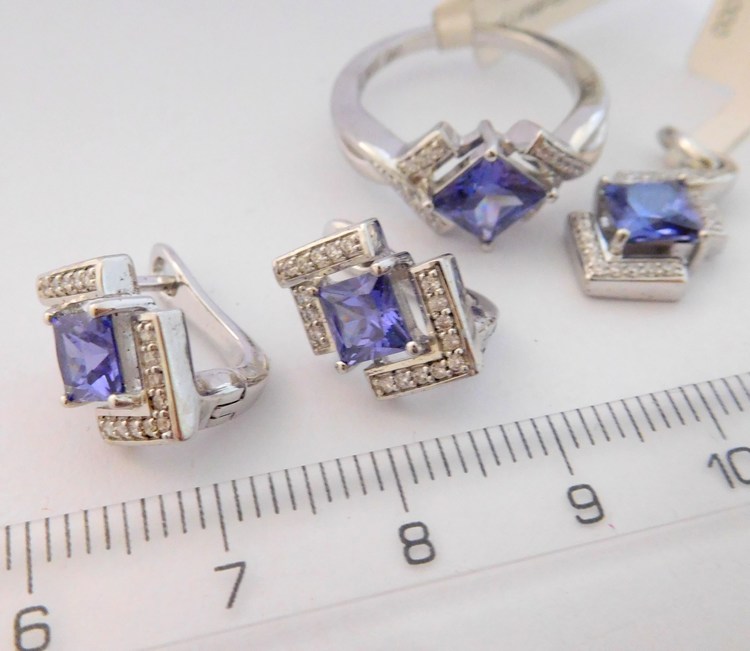 Luxusní mohutná stříbrná rhodiovaná souprava s modrým safírem a zirkony (náušnice, přívěsek a prsten)