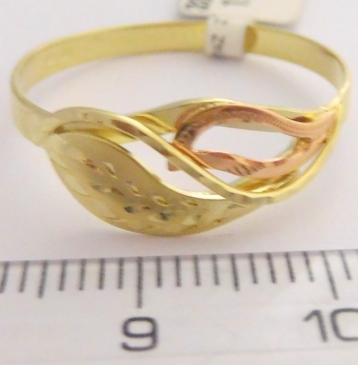 Klenoty Budín Mohutný zlatý prsten s gravírováním 585/1,70gr vel. 58 3210072