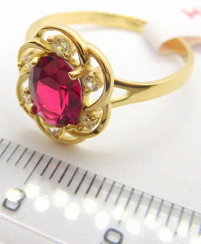 Klenoty Budín Mohutný zlatý prsten s velkým červeným rubínem 585/2,51gr vel. 57 HK1082