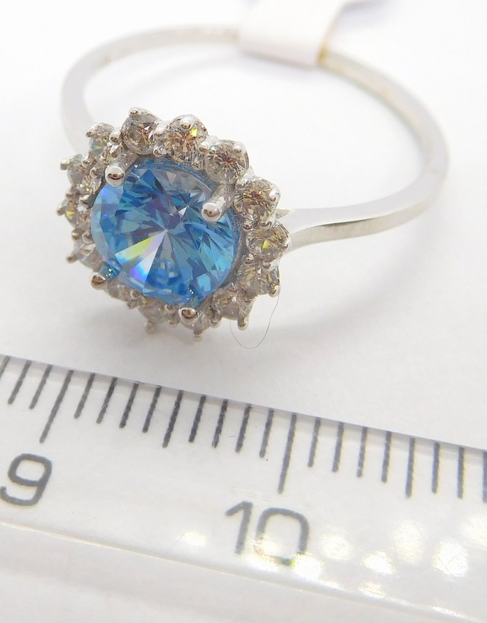 Klenoty Budín Mohutný zásnubní zlatý prsten z bílého zlata se zirkony a modrým topazem 585/2,12gr vel. 59 H280