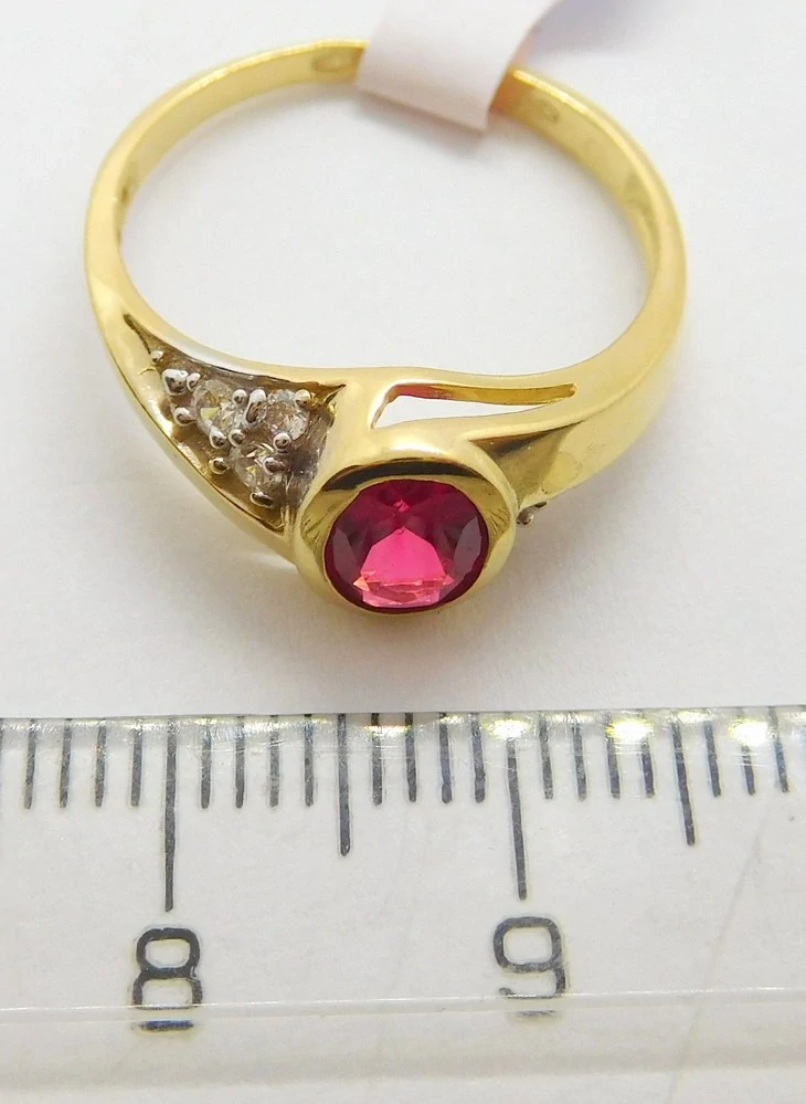 Klenoty Budín Zásnubní dámský zlatý prsten s velkým červeným rubínem a zirkony  585/2,45gr vel. 55 HK1203