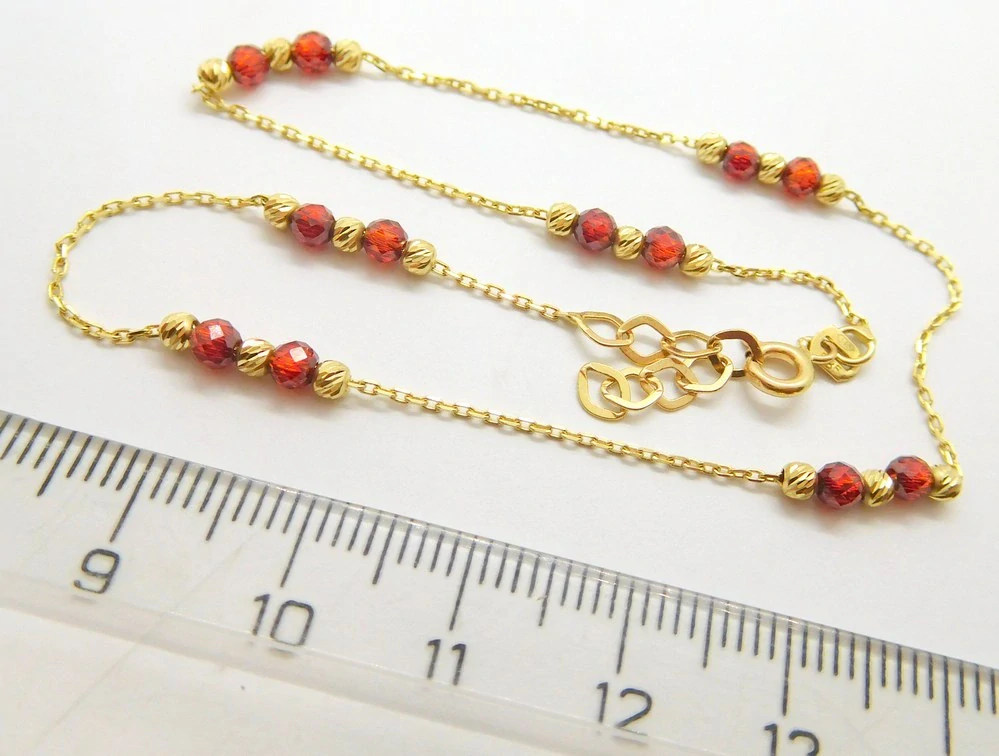 Klenoty Budín Dámský gravírovaný zlatý náramek na nohu s červenými rubíny 585/2,08gr 26-28,50cm HK7113