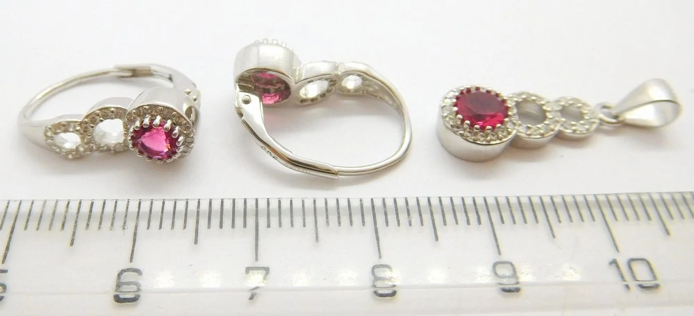 Klenoty Budín Dámská mohutná stříbrná souprava se zirkony a červenými rubíny ryz. 925/1000 (náušnice + přívěsek) 031010800001