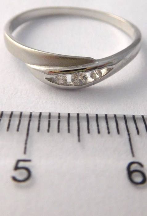 Klenoty Budín Dámský zlatý prsten se třemi zirkony 585/1,19gr vel. 55 323041197