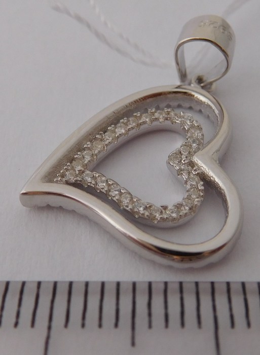 Krásný stříbrný přívěšek se zirkony - srdíčko 030468600006