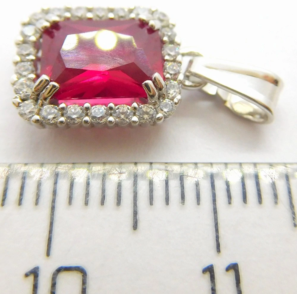 Klenoty Budín Mohutný zlatý přívěsek z bílého zlata s červeným rubínem a zirkony 585/1,49gr HK3233