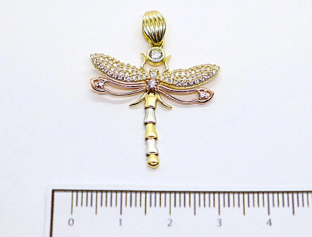 Klenoty Budín Gravírovaný přívěsek se zirkony - vážka ze tří barev zlata 585/2,92gr HK3237