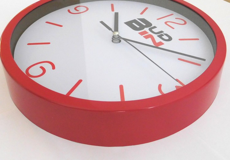 Klenoty Budín Červené nástěnné netikající hodiny s plynulým chodem BUD-IN C1702.2