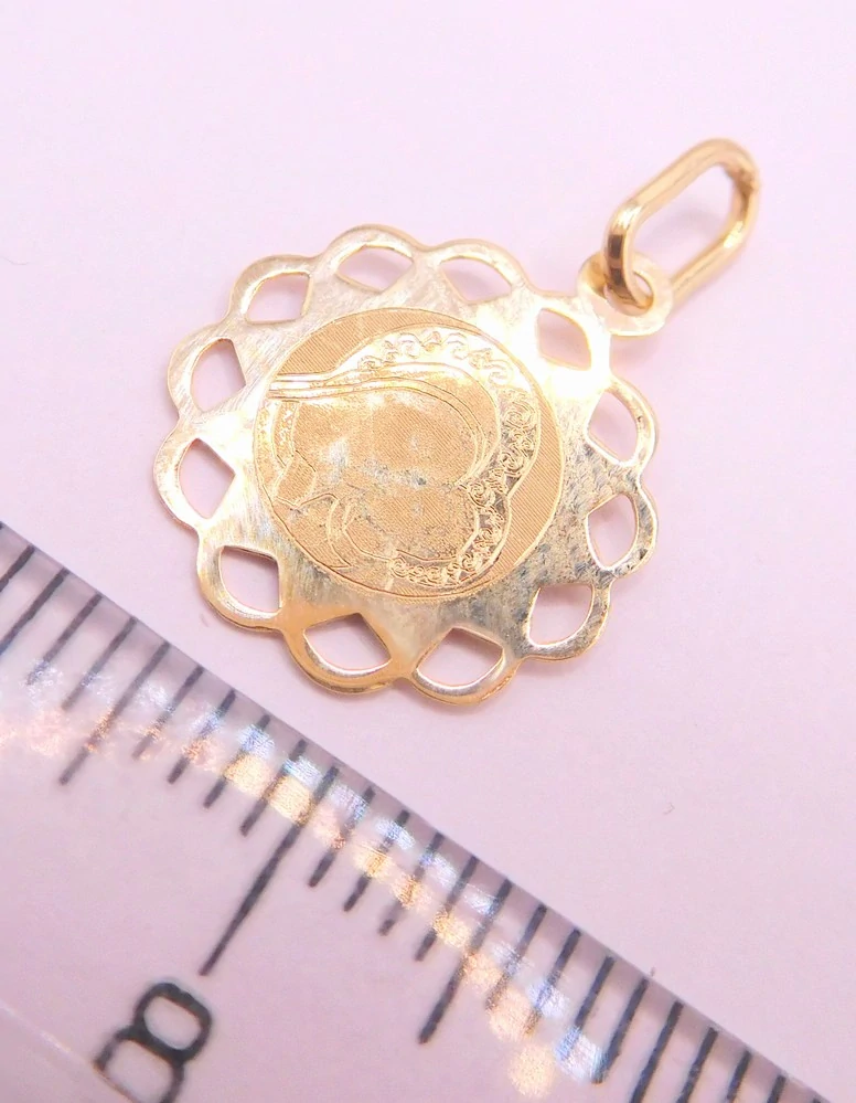 Klenoty Budín Dámský zlatý přívěsek s gravírováním madonka s dítětem 585/0,49gr HK3275