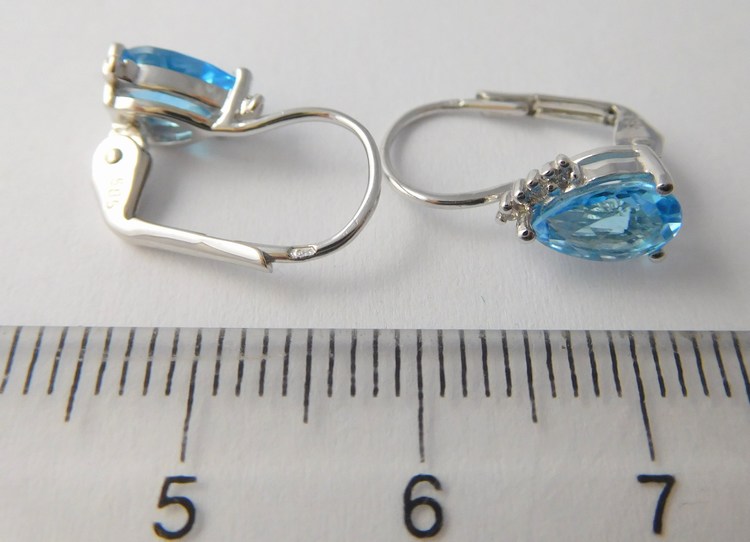 Klenoty Budín Zlaté diamantové náušnice s brilianty a modrými topazy 585/1,68gr 3880151