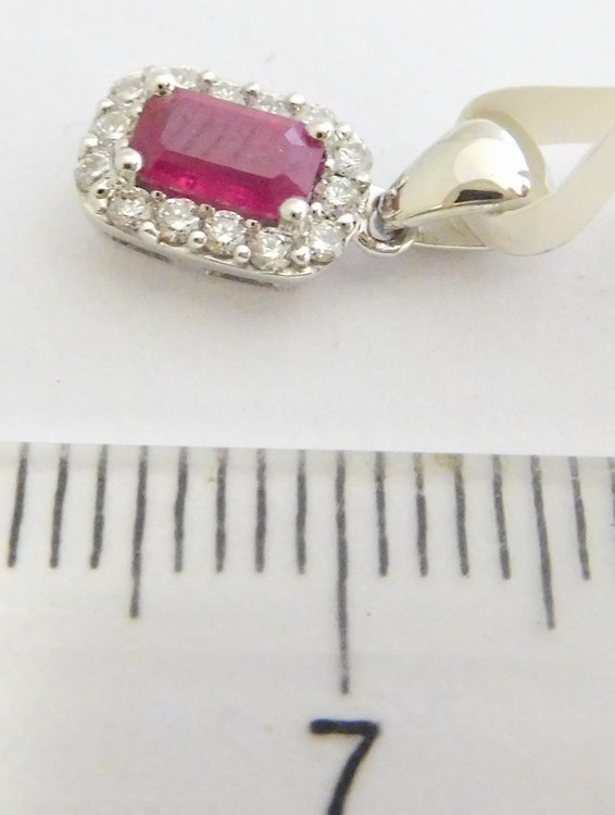 Klenoty Budín Zlatý diamantový přívěsek z bílého zlata s brilianty a červeným přírodním rubínem 585/0,70gr 3870052