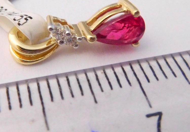 Klenoty Budín Zlatý diamantový přívěsek ze žlutého zlata s brilianty a červeným přírodním rubínem 585/0,55gr 3820023