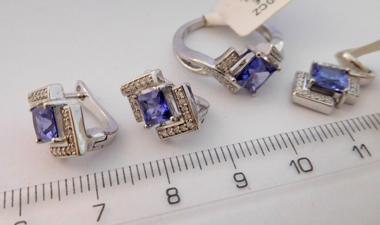 Luxusní mohutná stříbrná rhodiovaná souprava s modrým safírem a zirkony (náušnice, přívěsek a prsten)