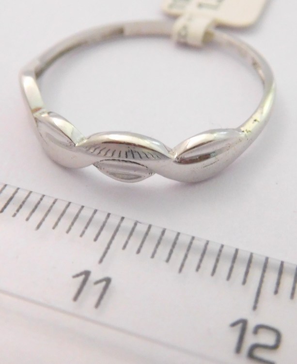 Klenoty Budín Gravírovaný zlatý prsten z bílého zlata vel. 59 585/1,32gr 1161607