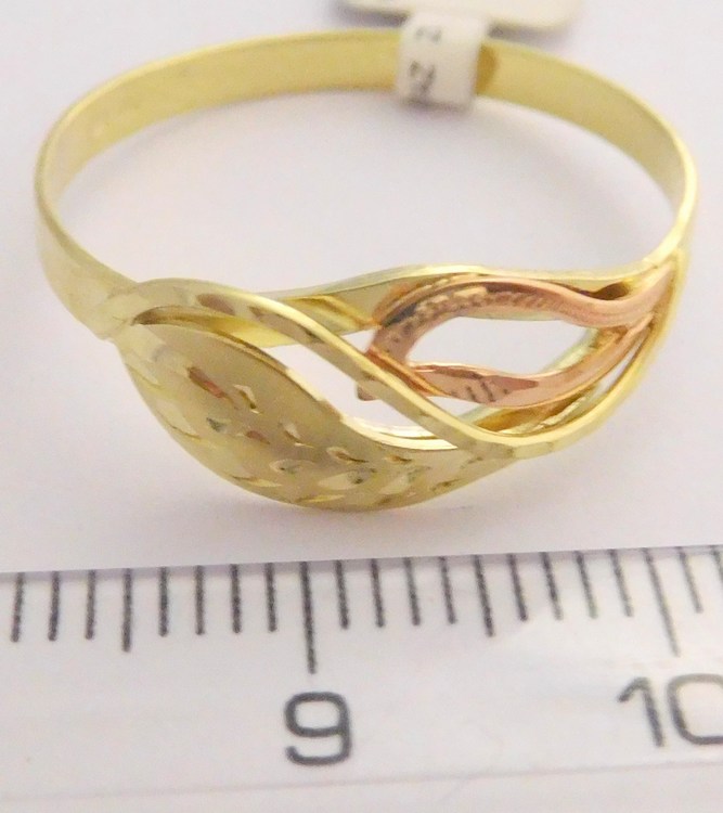 Klenoty Budín Mohutný zlatý prsten s gravírováním 585/1,70gr vel. 58 3210072