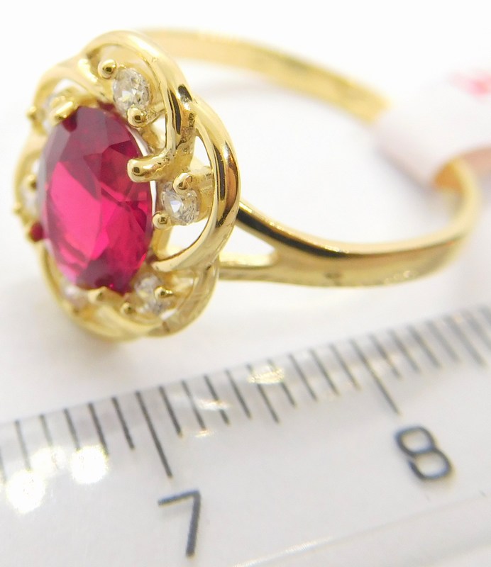 Klenoty Budín Mohutný zlatý prsten s velkým červeným rubínem 585/2,51gr vel. 57 HK1082