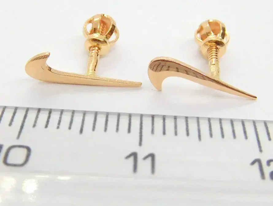 Klenoty Budín Zlaté pecičky z růžového zlata - náušnice ve tvaru NIKE na šroubek 585/0,48gr 731041013