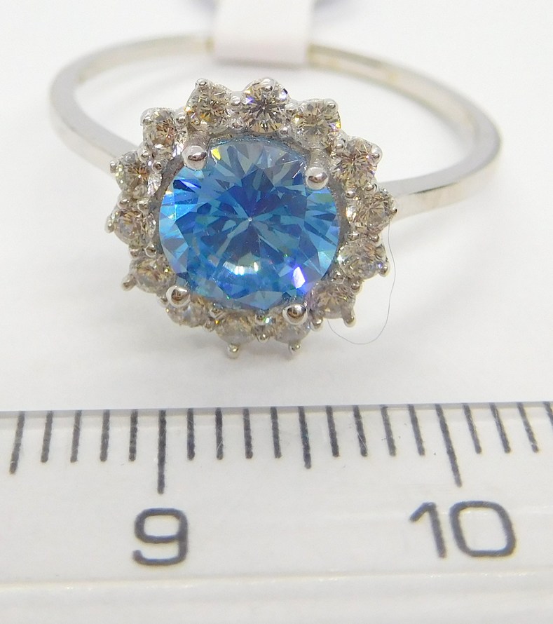 Klenoty Budín Mohutný zásnubní zlatý prsten z bílého zlata se zirkony a modrým topazem 585/2,12gr vel. 59 H280